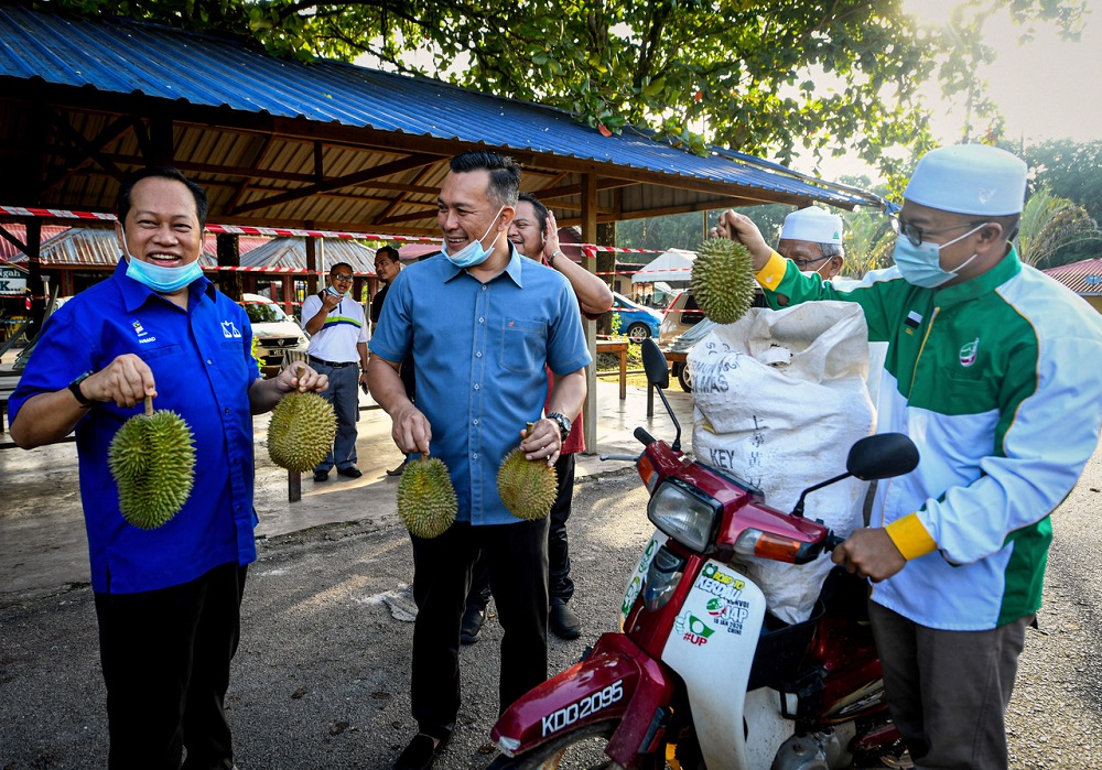 Barisan Nasional candidate for the Chini by-election, Mohd Sharim Md Zain (centre), and Umno secretary-general Datuk Seri Ahmad Maslan (left) are seen campaigning in Pekan June 24, 2020. u00e2u20acu201d Bernama pic