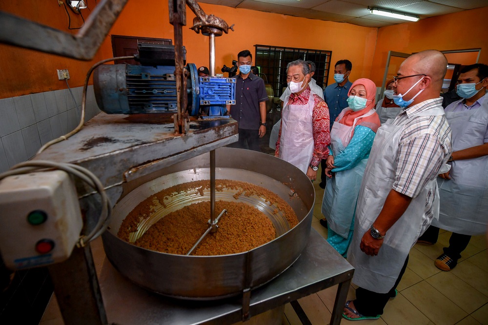 Prime Minister Tan Sri Muhyiddin Yassin (centre) during his visit to De Muara Enterprise in Bukit Gambir June 27, 2020. u00e2u20acu201d Bernama pic