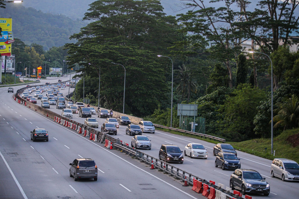 A general view of the traffic on the LPT highway on June 28, 2020. u00e2u20acu201d Picture by Hari Anggara