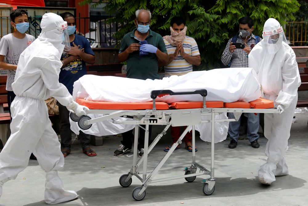 Relatives pay their respects to a man who died of the coronavirus disease (Covid-19), as health workers transport his body ahead of his cremation at a crematorium in New Delhi, India, June 29, 2020. u00e2u20acu201d Reuters pic