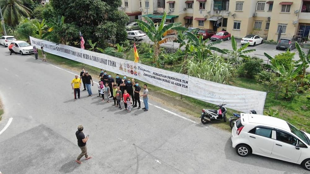 The banner was placed along a main road in the neighbourhood, as residents flocked to share their messages of thanks to the frontliners. — Picture via Facebook/Combi Pkd Kuala Langat