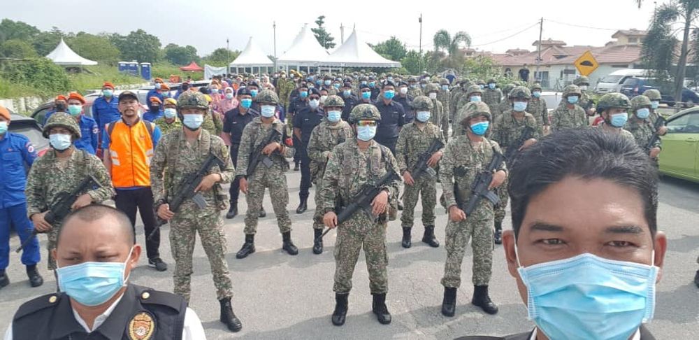 All of the frontliners gathered for a group photo before officially calling it a day in Bukit Changgang. — Picture via Facebook/Combi Pkd Kuala Langat