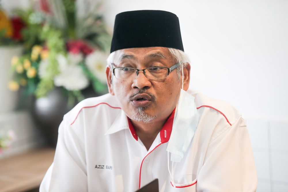 Perak Opposition leader Abdul Aziz Bari speaks to reporters at the Addon White Coffee restaurant in Ipoh June 26, 2020. u00e2u20acu201d Picture by Farhan Najib