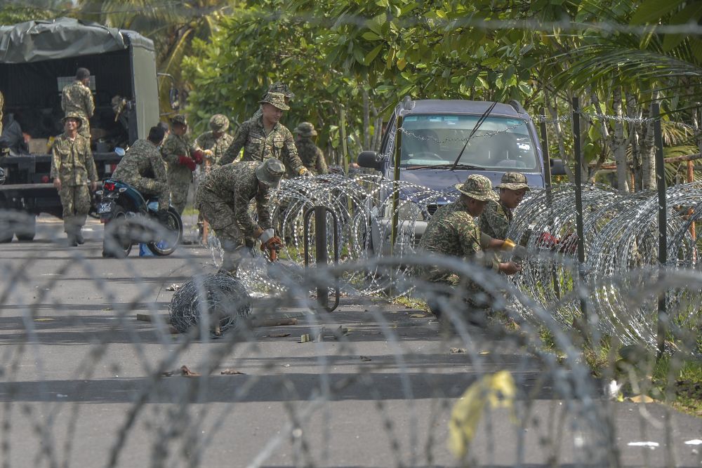 Armed Forces personnel erect barbed wire fencing in Taman Langat Murni, Kuala Langat June 3, 2020. u00e2u20acu201d Picture by Shafwan Zaidon