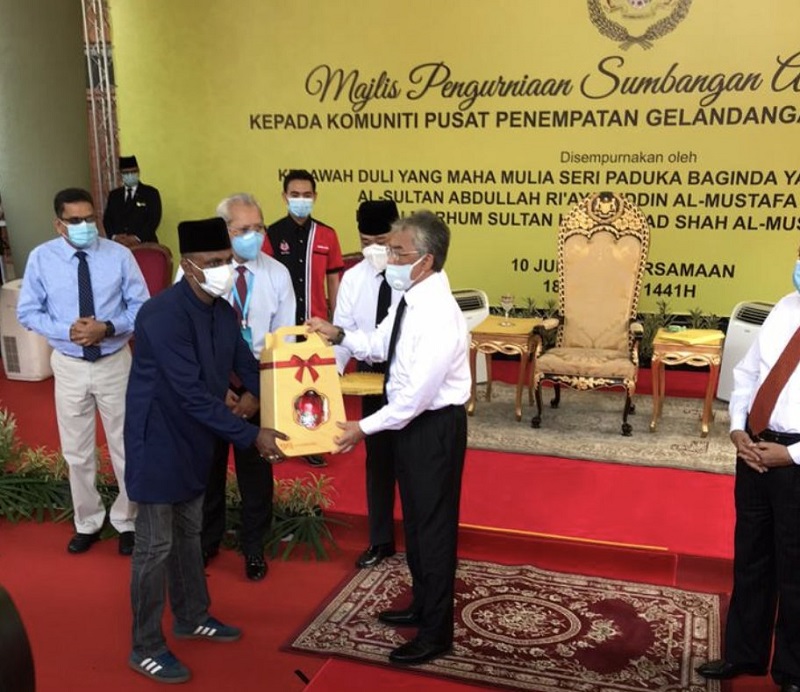 Yang di-Pertuan Agong Al-Sultan Abdullah Riu00e2u20acu2122ayatuddin Al-Mustafa Billah Shah presents a donation to the homeless community in Cheras June 10, 2020. u00e2u20acu2022 Picture via Twitter/bernamadotcom