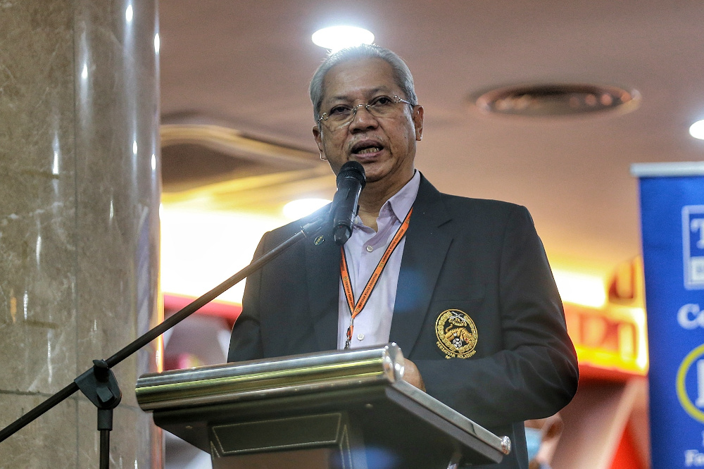 Federal Territories Minister Tan Sri Annuar Musa speaks to the homeless before they leave for the work programme in Sitiawan, May 12, 2020. u00e2u20acu201d Picture by Ahmad Zamzahuri