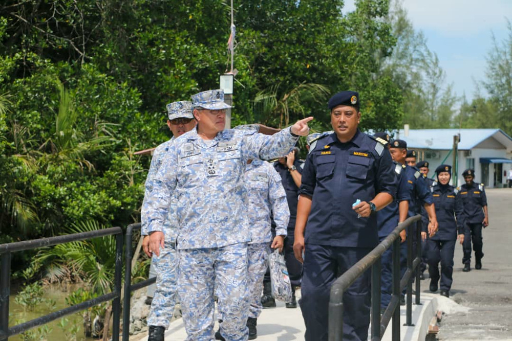 NTF commander Vice-Admiral Datuk Aris Adi Tan Abdullah during a visit to front operation base in Kuala Linggi. u00e2u20acu201d Picture courtesy of National Task Force