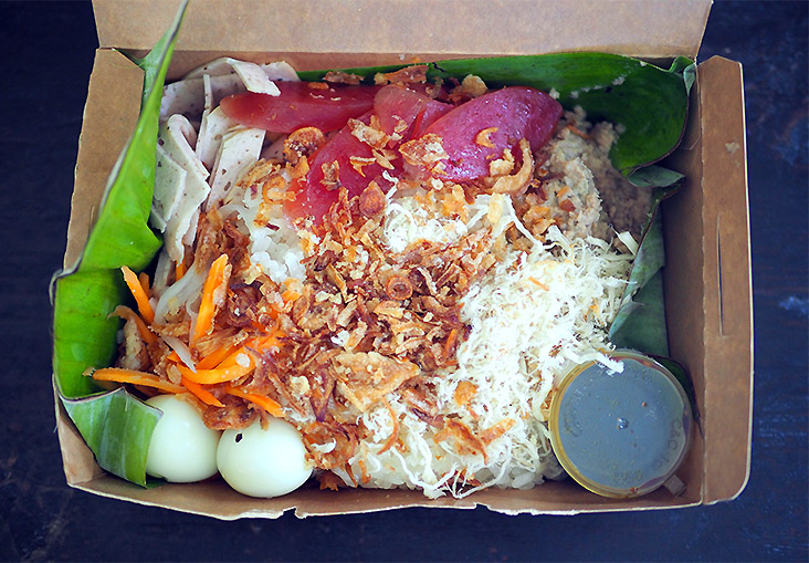 For a substantial meal, try the sticky rice that comes packed with goodies like waxed meat sausages, pork floss, paté, Vietnamese ham, dried prawns and fried shallots.