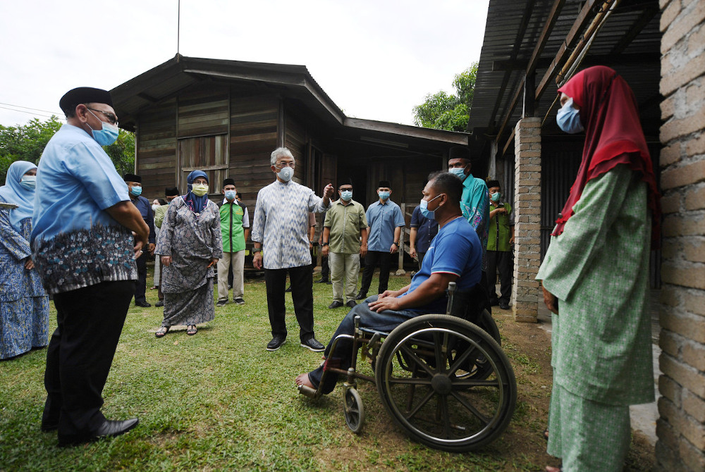 Yang di-Pertuan Agong Al-Sultan Abdullah Riu00e2u20acu2122ayatuddin Al-Mustafa Billah Shah and Raja Permaisuri Agong Tunku Azizah Aminah Maimunah Iskandariah meet Faratun Naim Mi and his mother Zaleha Abdullah (right) in Kuantan June 13, 2020. u00e2u20acu201d Bernama pic