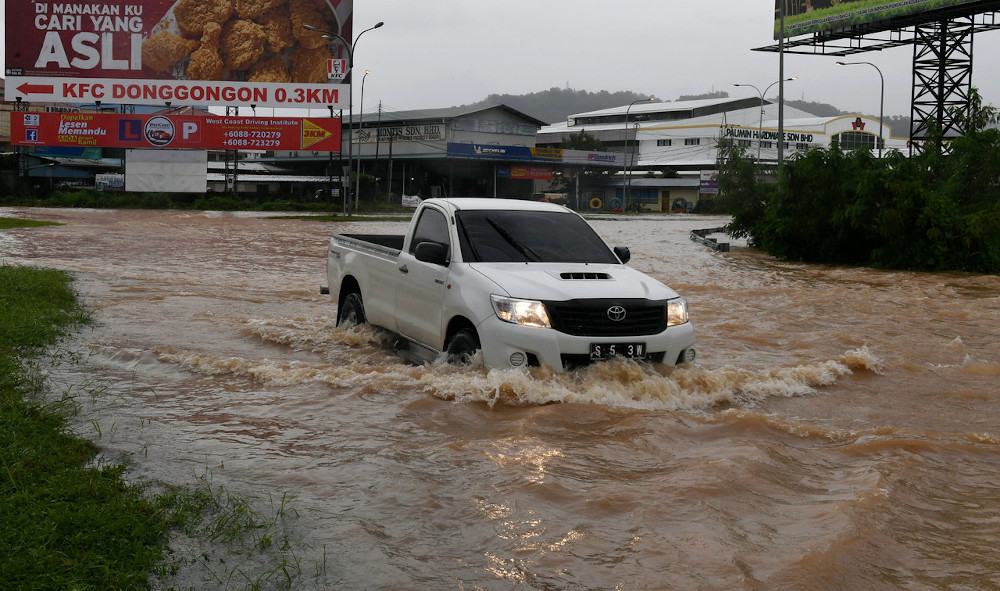 A vehicle is seen stuck in the flood near Donggongon June 27, 2020. u00e2u20acu201d Bernama pic
