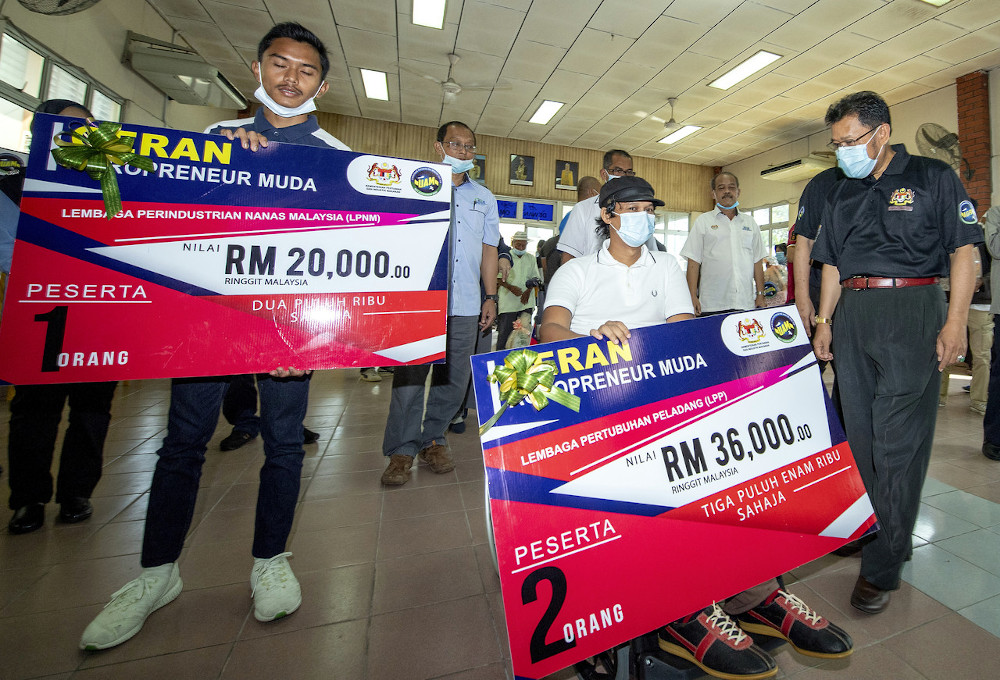 Deputy Agriculture and Food Industry Minister II Datuk Che Abdullah Mat Nawi with a young agropreneur grant recipient in Tumpat, Kelantan June 15, 2020. u00e2u20acu201d Bernama pic 