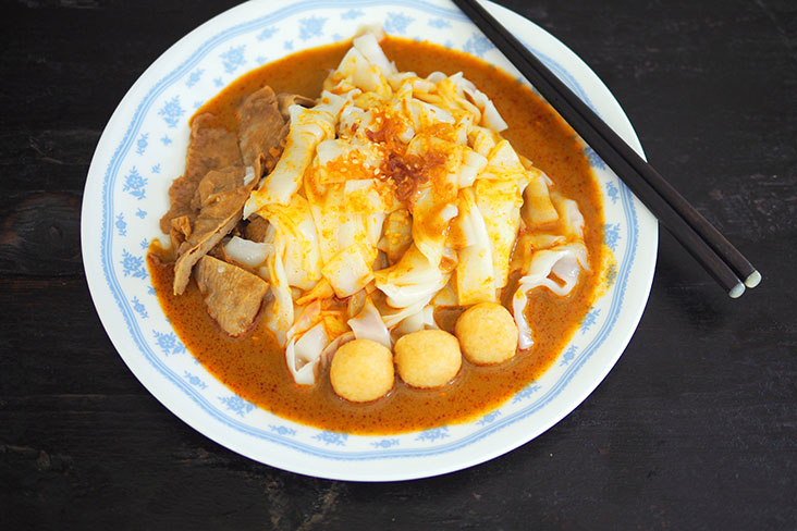 If you like a curry gravy with an appetising tangy taste, this 'chee cheong fun' served with fish balls and beancurd skin will appeal to you