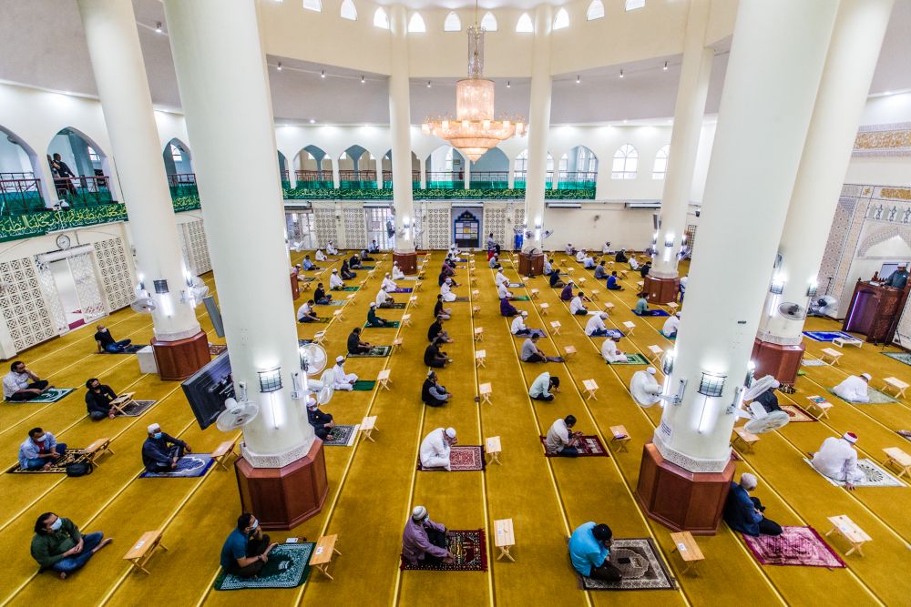 Malaysian Muslims observe social distancing while performing Friday prayers at the Al-Hidayah Mosque during recovery movement control order in Kampung Sungai Penchala, Segambut June 12, 2020. u00e2u20acu201d Picture by Firdaus Latifnn