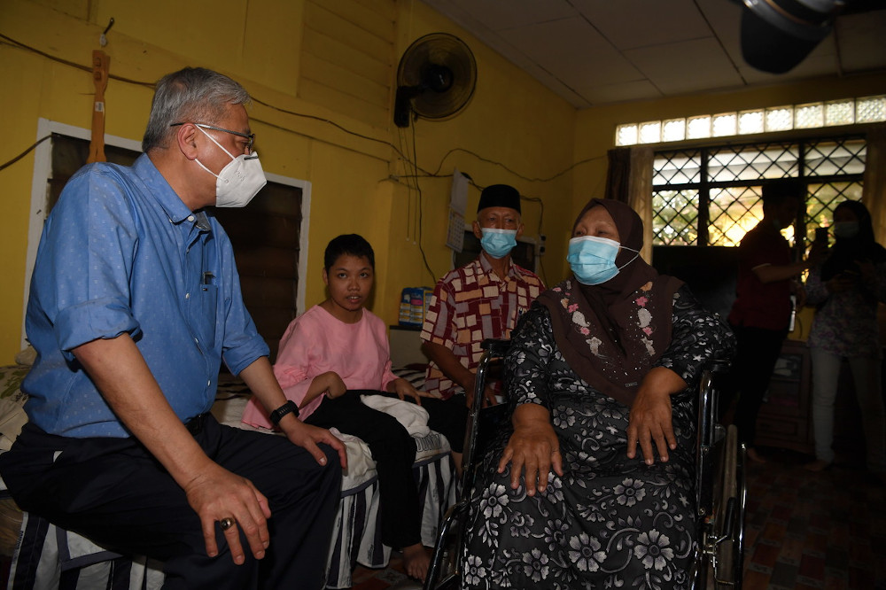 Defence Minister Datuk Seri Ismail Sabri Yaakob chats with a family member of MAF veteran Hassim Ahmad, at Jalan Tuanku Putra, Teluk Air Tawar in Butterworth, June 19, 2020. u00e2u20acu201d Bernama pic 