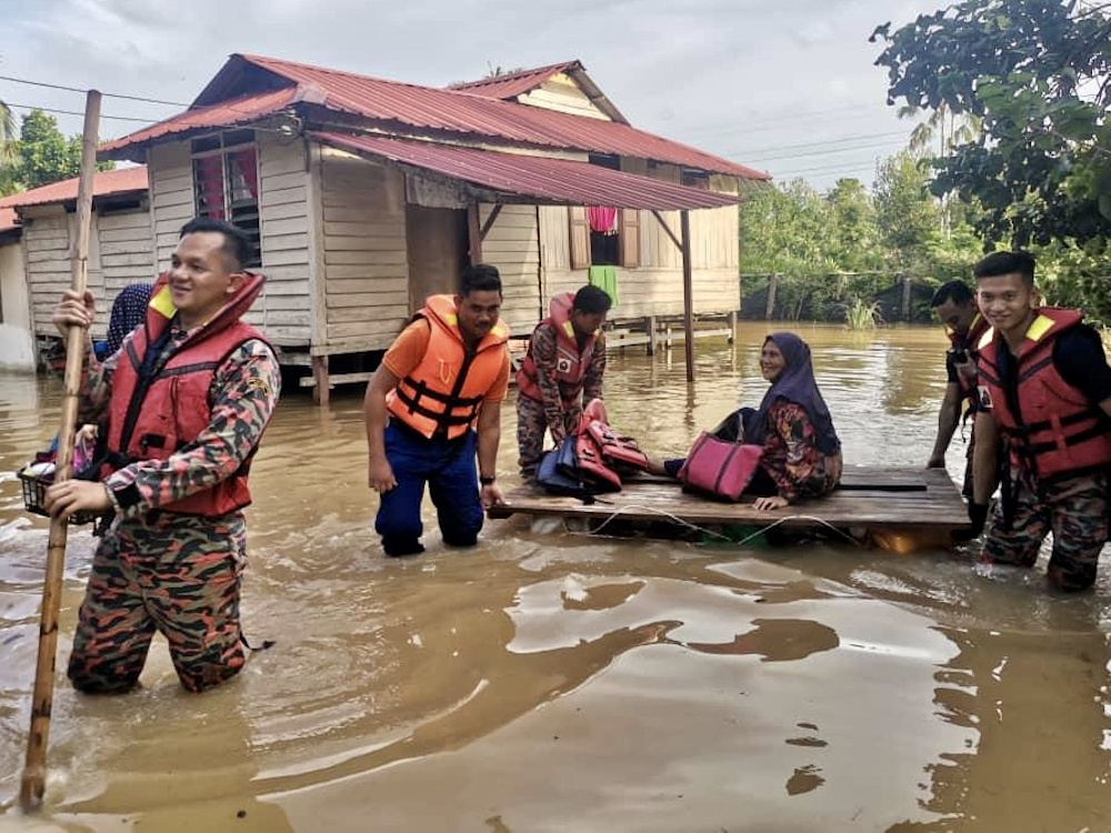 Firemen rescuing trapped flood victims in Kampung Sawah in Pekan Nanas after the massive downpour on June 20, 2020. u00e2u20acu201d Picture courtesy of the Johor Fire and Rescue Department