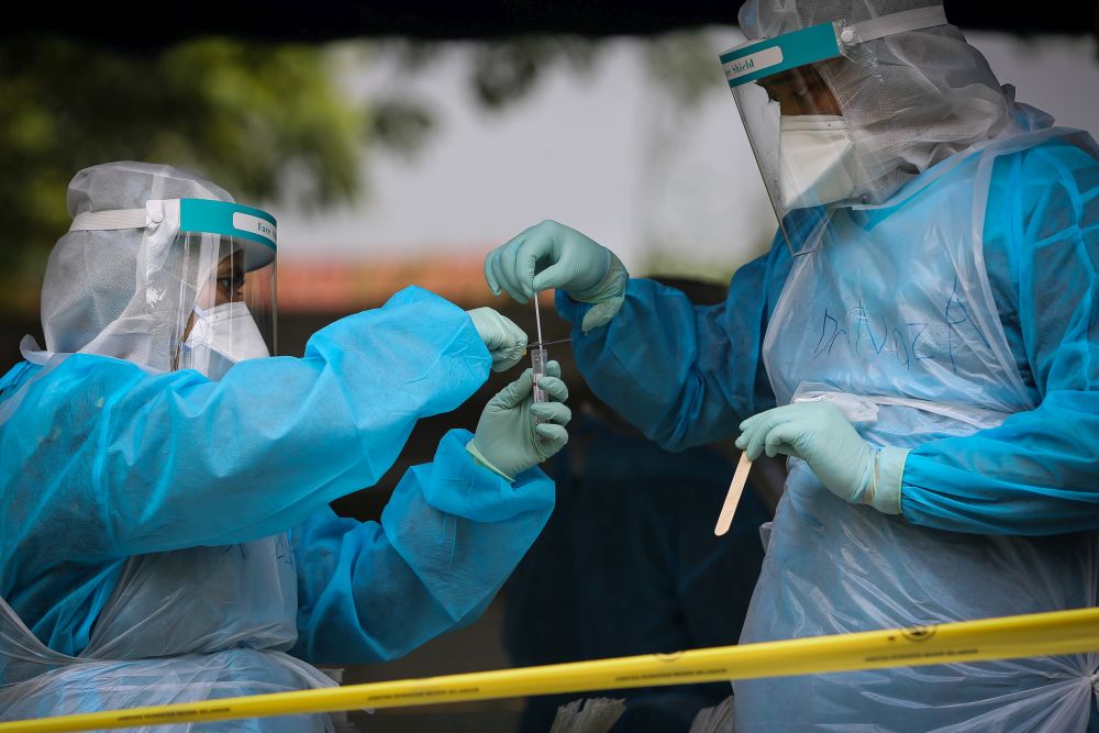 Health workers are pictured during a Covid-19 screening exercise in Taman Langat Murni, Kuala Langat June 4, 2020. u00e2u20acu201d Picture by Yusof Mat Isa