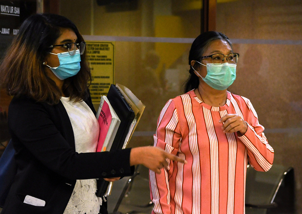 Lai Yuet Ming (right) at the Kuala Lumpur Sessions Court June 9, 2020. u00e2u20acu201d Bernama pic 