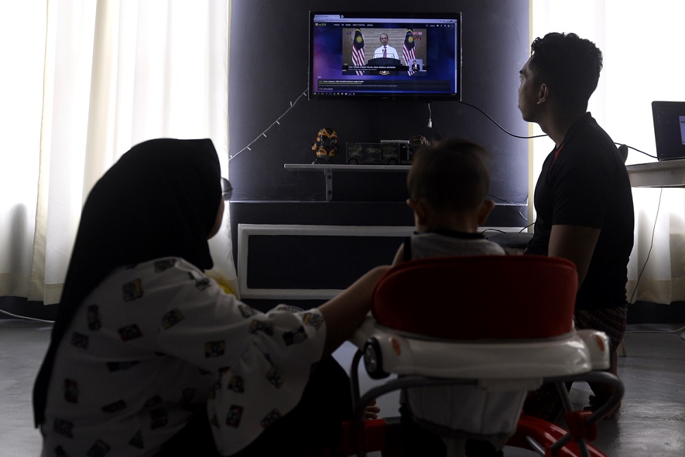People watch the live telecast of Prime Minister Tan Sri Muhyiddin Yassin giving his speech, June 5, 2020. u00e2u20acu2022 Picture by Miera Zulyana