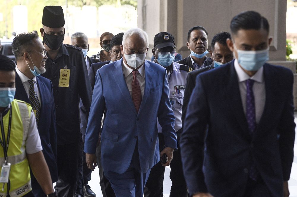 Datuk Seri Najib Razak (centre) arrives at the Kuala Lumpur High Court June 17, 2020. u00e2u20acu201d Picture by Miera Zulyana