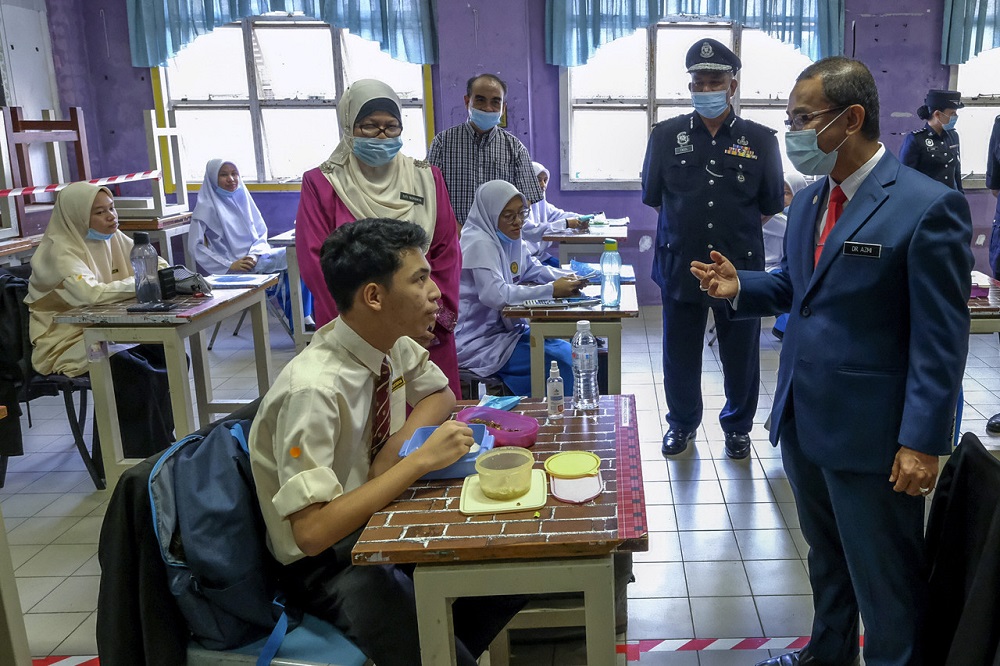 Deputy Health Minister Datuk Dr Noor Azmi Ghazali speaks to a student during his visit to Sekolah Menengah Kebangsaan (SMK) Putrajaya Presint 11 (1), June 24, 2020. u00e2u20acu2022 Bernama pic