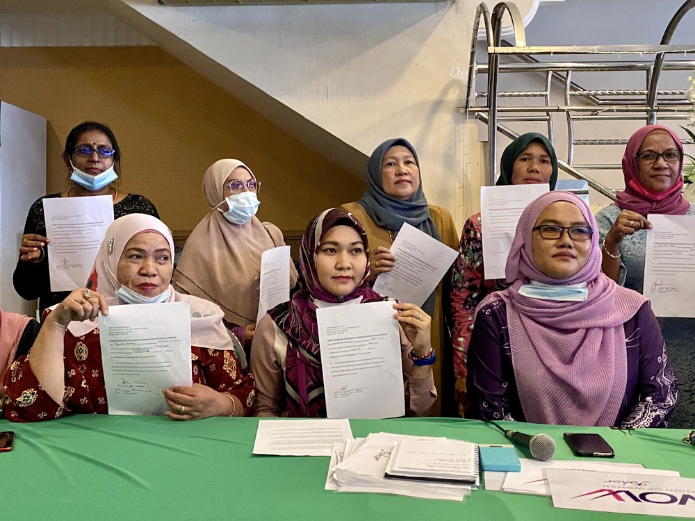 Johor PKR womenu00e2u20acu2122s vice-chief Nor Ashidah Ibrahim (centre) today claimed that 50 Johor PKR women leaders, including those from the national, state and divisions, have quit the party after losing confidence with the partyu00e2u20acu2122s leadership. u00e2u20acu201d Picture by Be