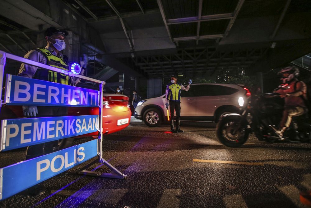 Police personnel man a roadblock on Jalan Hang Tuah in Kuala Lumpur June 3, 2020. u00e2u20acu201d Picture by Hari Anggara 