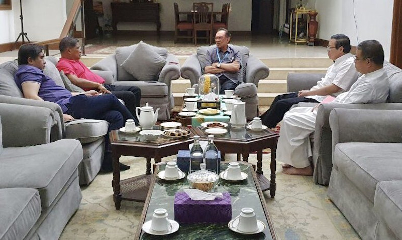 Datuk Seri Anwar Ibrahim in a meeting with other Pakatan Harapan leaders June 4, 2020. u00e2u20acu201d Picture via Twitter/Pakatan Harapan