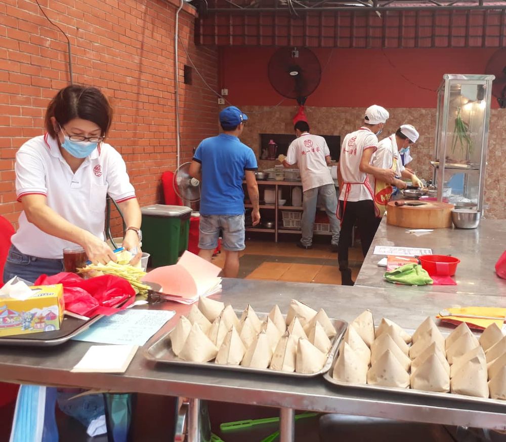 The chicken rice business that was launched a week ago has been helping elevate Regent Restaurantu00e2u20acu2122s poor business. u00e2u20acu201d Picture courtesy via Anne Grace Savitha