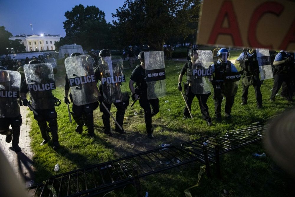 Police move toward demonstrators gathered outside the White House, May 31, 2020. u00e2u20acu201d AFP pic