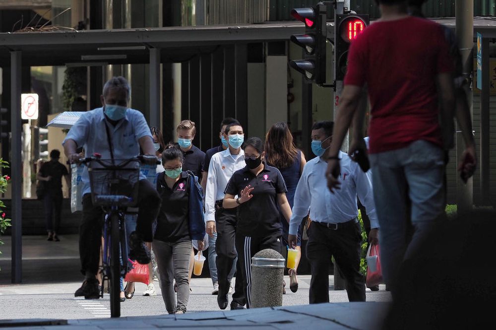 Office workers out during lunchtime in the Central Business District on June 2, 2020. u00e2u20acu201d TODAY pic