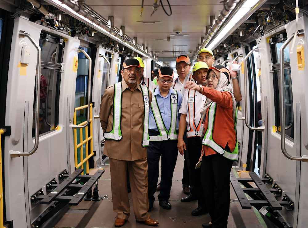 Muhammad Nizam Alias (2nd left) is Prasaranau00e2u20acu2122s new president and CEO. u00e2u20acu201d Bernama pic