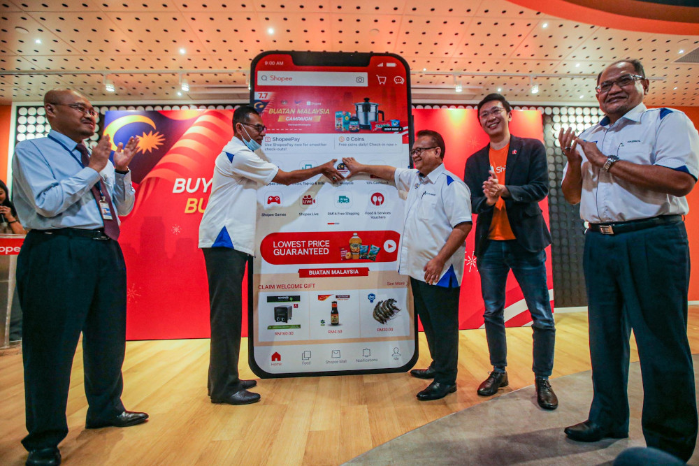 Datuk Alexander Nanta Linggi (centre), Datuk Rosol Wahid (2nd left) and Shopee Malaysia Fast Moving Consumer Goods head Tan Ming Kit (2nd right) during the launch of the Malaysian Art Campaign by the ministry and Shopee in Kuala Lumpur July 7, 2020. u00e2u20acu201d P