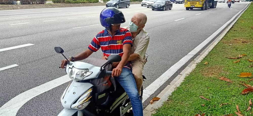 Savantharaja helped the elderly man to get back home.u00e2u20acu201d Courtesy photo of L.K. Savantharajann