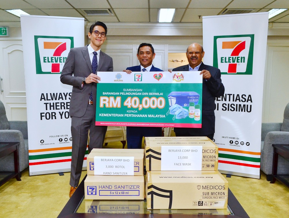 7-Eleven Malaysia Executive Director Tan U-Ming (L) and Berjaya Corporation executive director Datuk Sri Azlan Meah Ahmed Meah (R) handover RM40,000 worth of hand sanitisers and mask to Defence Ministry secretary-general Datuk Muez Abd Aziz. u00e2u20acu201d Picture c