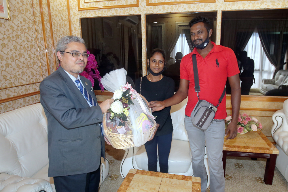 Ipoh mayor Datuk Rumaizi Baharin @ Md Daud presents a fruit basket to Youtuber S. Pavithra and her husband M. Sugu after she was announced as the cityu00e2u20acu2122s icon July 20, 2020. u00e2u20acu201d Picture by Farhan Najib 