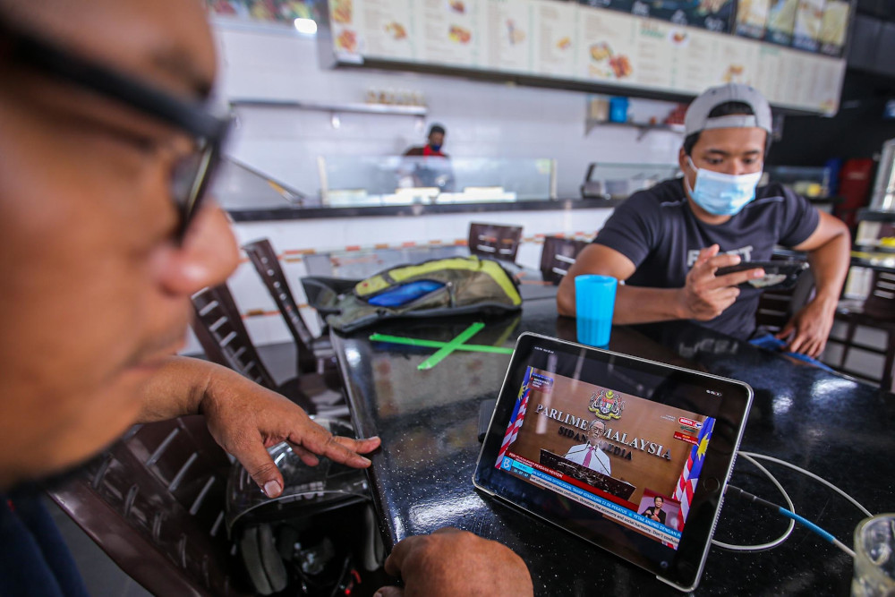 Patrons and workers at the LC Restaurant watch a live telecast of Prime Minister Tan Sri Muhyiddin Yassin in Putrajaya July 20, 2020. u00e2u20acu201d Picture by Hari Anggara