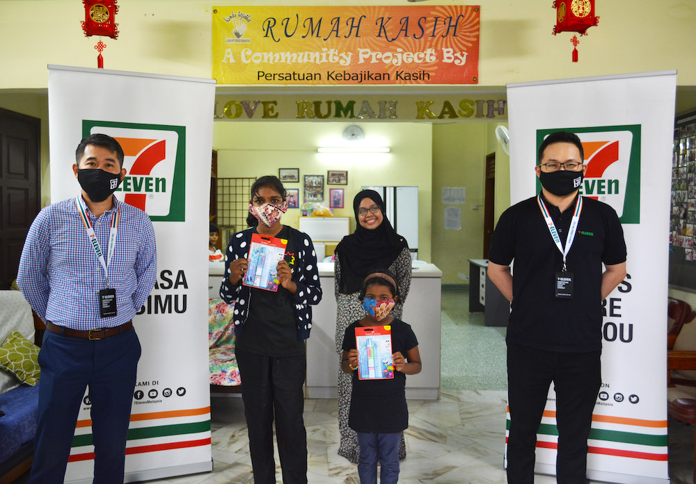  7-Eleven Malaysiau00e2u20acu2122s general manager of marketing Ronan Lee and his team members present recipients from Rumah Kasih with the donated items. u00e2u20acu201d Picture courtesy of 7-Eleven Malaysia. 