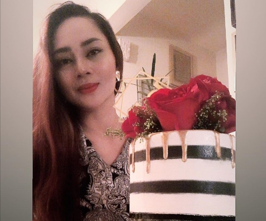 Former air stewardess Nurul Sharmiza Razali used to bake before deciding to sell Nasi Pramugari Pencen. — Foto via Instagram/ flyingmizz_cakedesigner