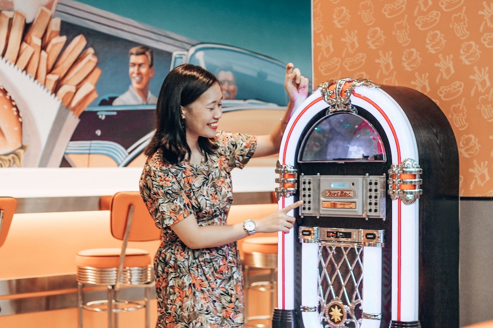 The new Seventeen Mall outlet also has a jukebox, offering customers some retro tunes to go with their meal. — Picture courtesy of A&W Malaysia