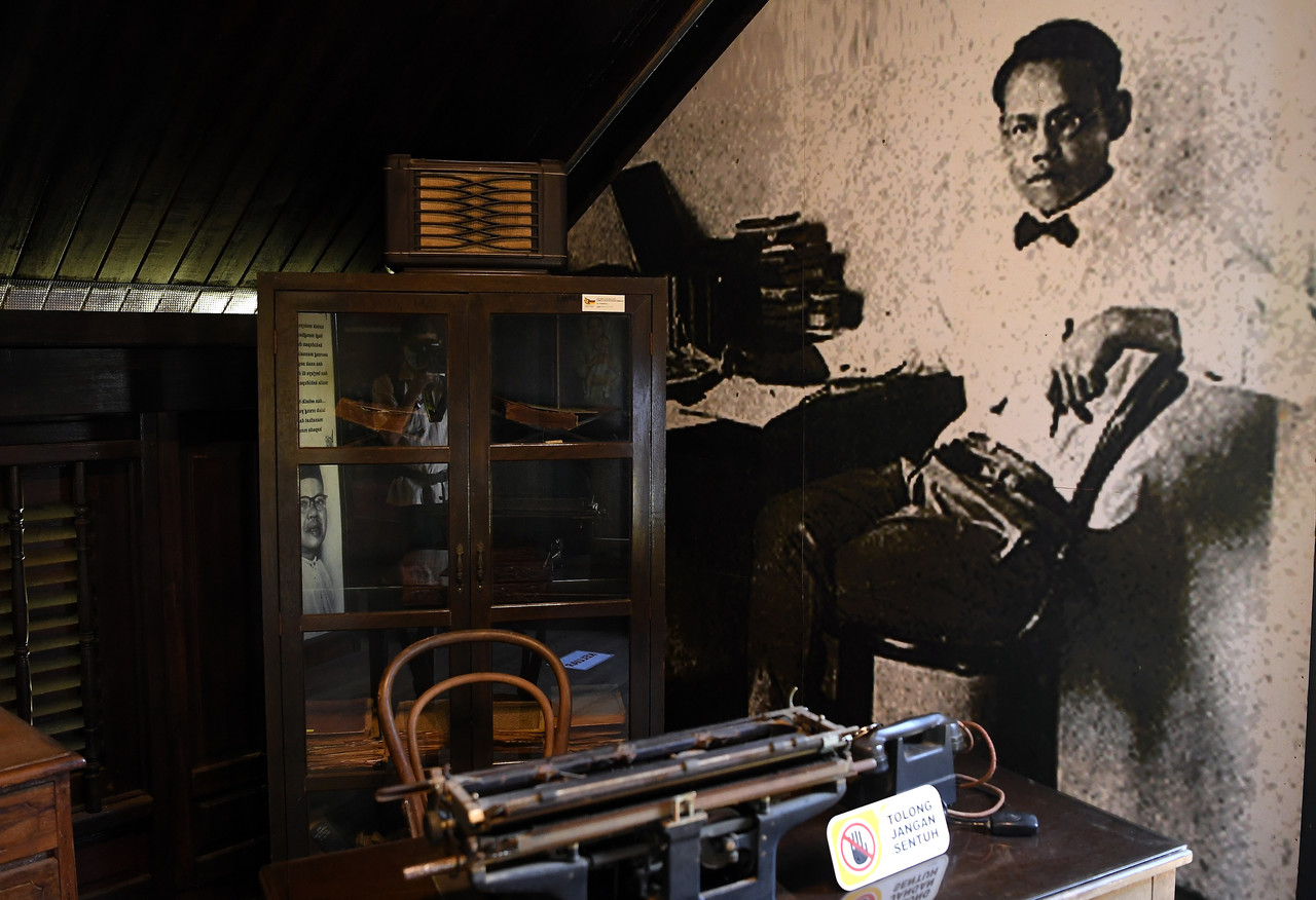 Mesin taip dan potret gergasi yang terdapat di Teratak Za'ba di Kampung Bukit Kerdas, Batu Kikir, diuruskan oleh Lembaga Muzium Negeri Sembilan. u00e2u20acu201d Foto Bernama