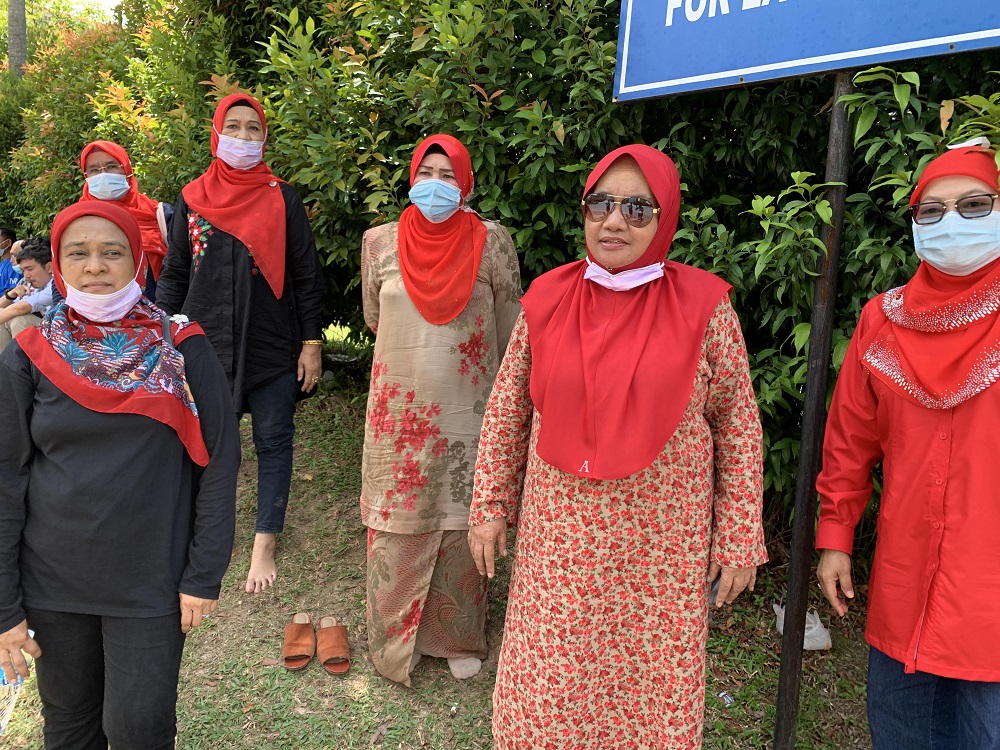 Datuk Rosni (second right) speaking to Malay Mail outside of the court house in Kuala Lumpur July 28, 2020. u00e2u20acu201d Picture by Thasha Jayamanogaran 