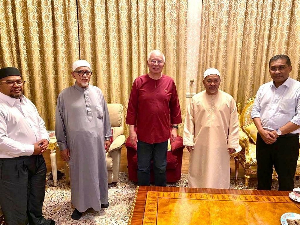 nDatuk Seri Najib Razak shared a photo of him with PAS president Datuk Seri Abdul Hadi Awang (second left), deputy president Datuk Tuan Ibrahim Tuan Man (second right), secretary-general Datuk Takiyuddin Hassan (right) and council member Datuk Mohd Khairu