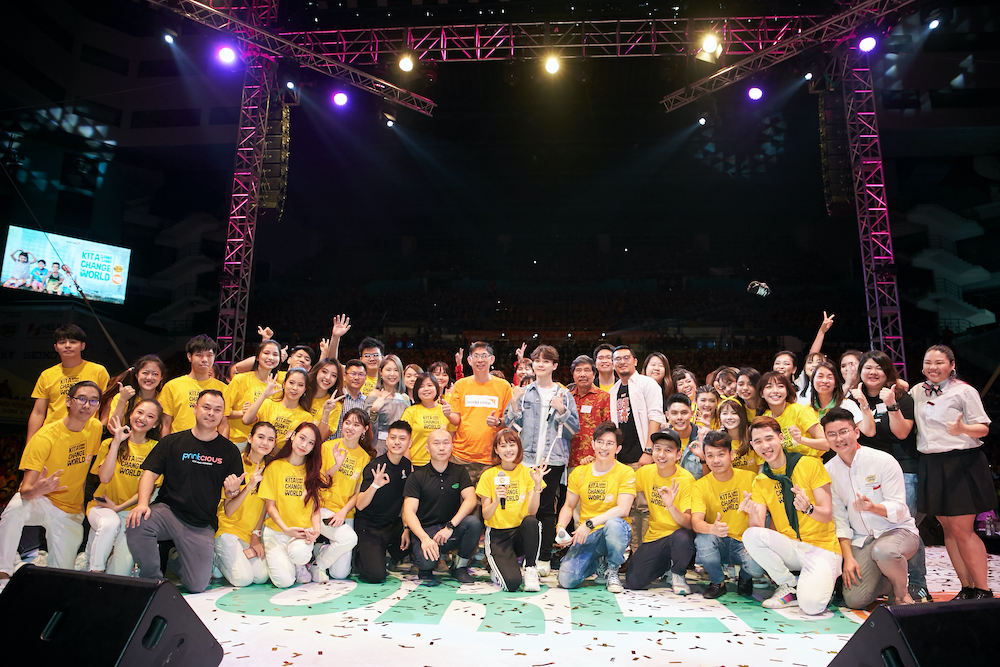 World Vision Malaysia CEO Daniel Boey (in orange) and 30-Hour Famine 2019 ambassador Azora Chin (in denim jacket) with Sin Chew Daily, HELP University and SEIKO representatives, sponsors, media partners, performing artistes and supporting celebrities. — Picture courtesy of World Vision Malaysia