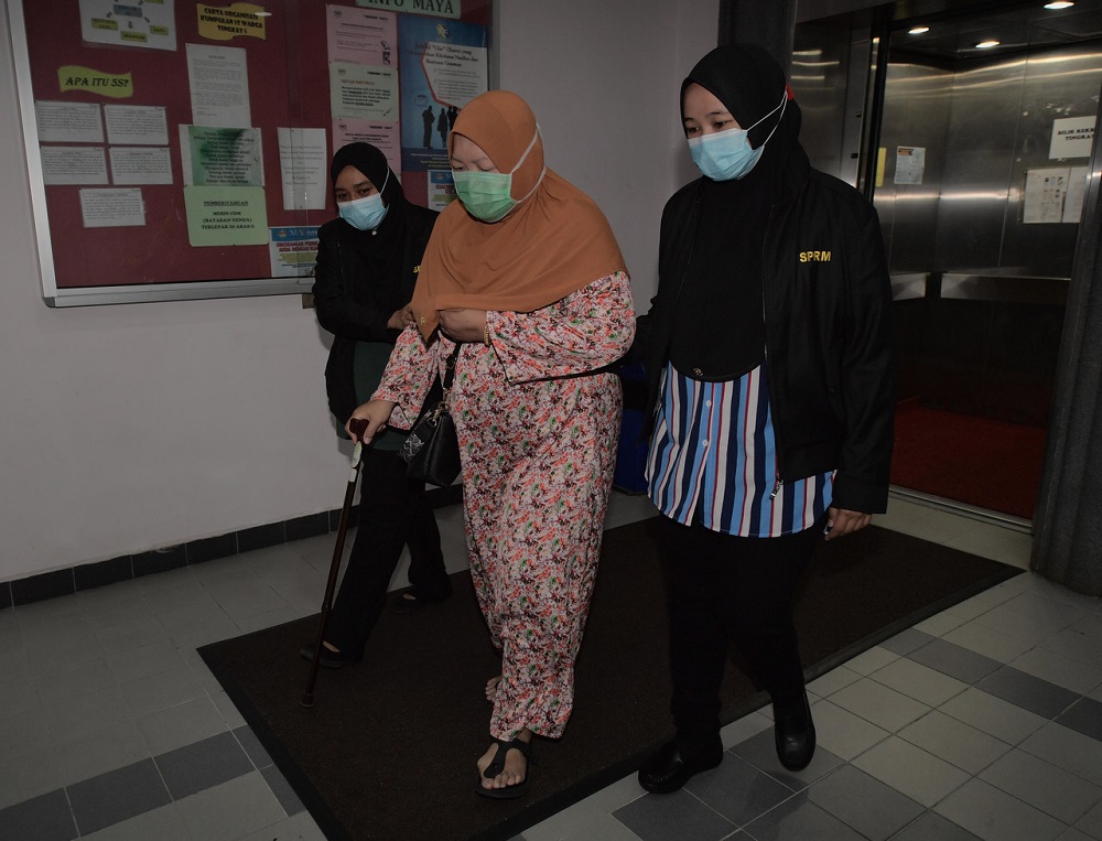 Former finance administrative assistant Meriam Mamat (centre) leaves the Sessions Court in Johor Baru July 21, 2020. u00e2u20acu201d Bernama pic