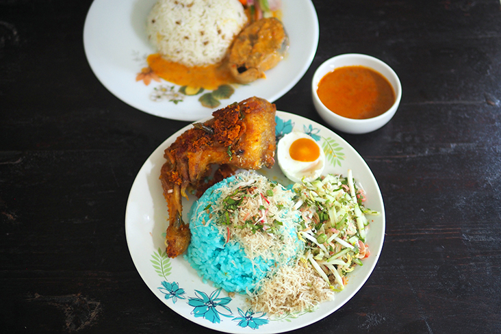 The 'nasi kerabu' with 'ayam rempah' and 'kuah tumis' makes for a really substantial meal.