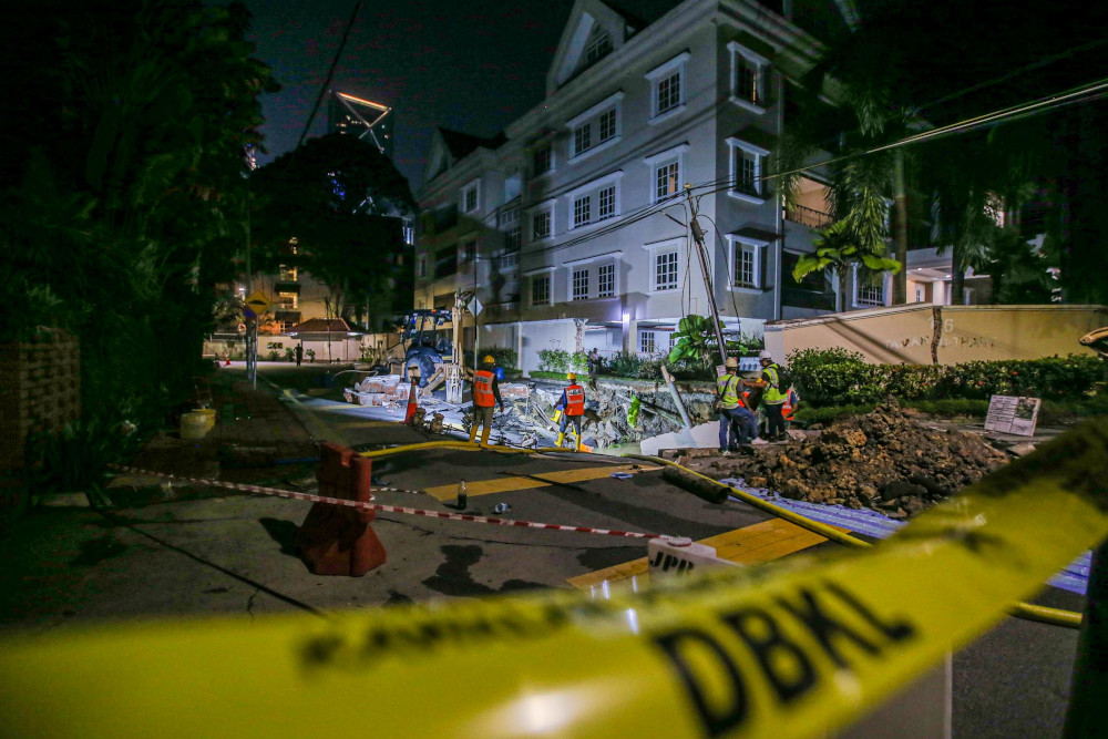 Air Selangor contractors are pumping water from a sinkhole that occurred at Residency 16, Jalan Taman U Thant July 19, 2020. Kuala Lumpur City Hall (DBKL) closed the road for fear of endangering public safety. u00e2u20acu201d Picture by Hari Anggara