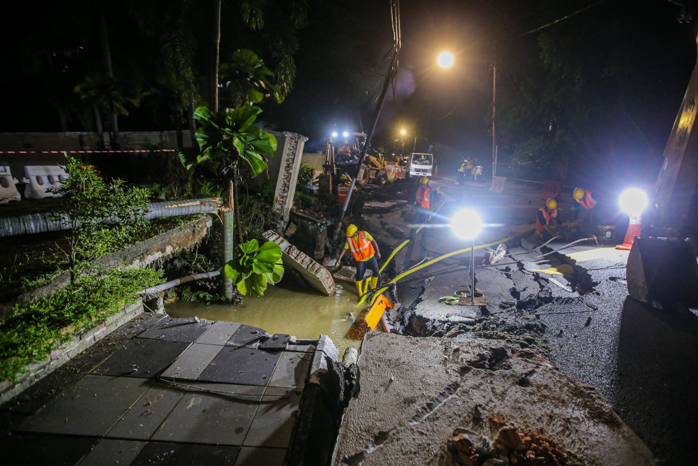 Air Selangor contractors are pumping water from a sinkhole that occurred at Residency 16, Jalan Taman U Thant July 19, 2020. — Picture by Hari Anggara