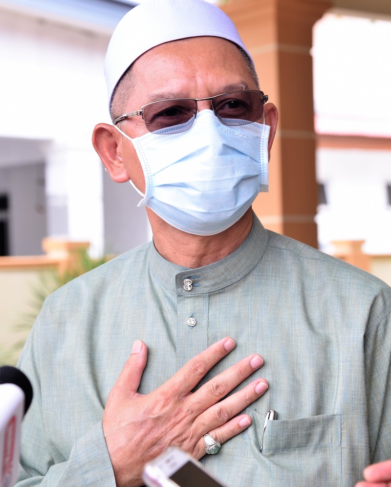 Abdul Rasid Bakar hopes that more TNB representatives would educate the public about the importance of smart meters and how to access them via myTNB application. — Picture via TNB  