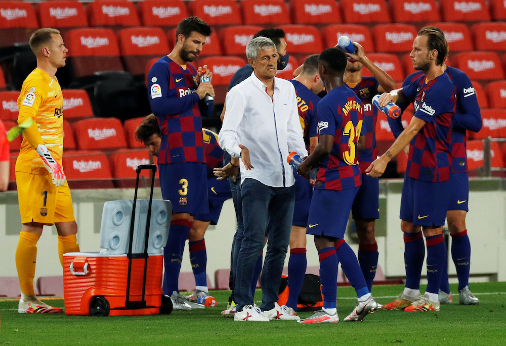 FC Barcelona coach Quique Setien with his players during the drinks break against Osasuna, as play resumes behind closed doors at Camp Nou in Barcelona, July 16. 2020. u00e2u20acu201d Reuters picnnn