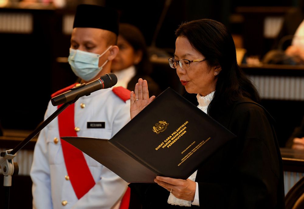 Datuk Rhodzariah Bujang taking the oath to faithfully serve as a Federal Court Judge before Chief Justice Tan Sri Tengku Maimun Tuan Mat at the Palace of Justice, Putrajaya, July 10, 2020. u00e2u20acu201d Bernama pic